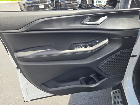 New 2025 Jeep Grand Cherokee Altitude image 22