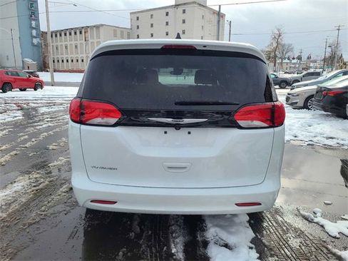 Used 2024 Chrysler Voyager LX image 7