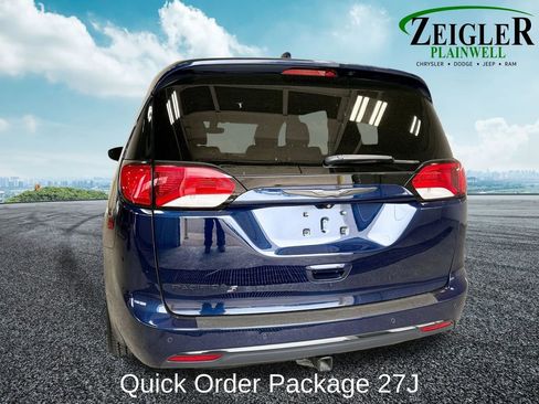 Used 2018 Chrysler Pacifica Touring-L Plus w/ S Appearance Package FWD image 4