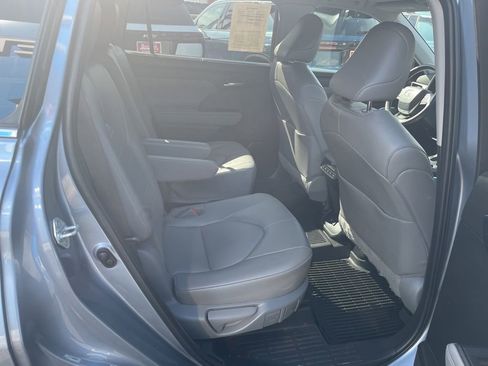 Used 2022 Toyota Highlander XLE AWD/4WD image 15