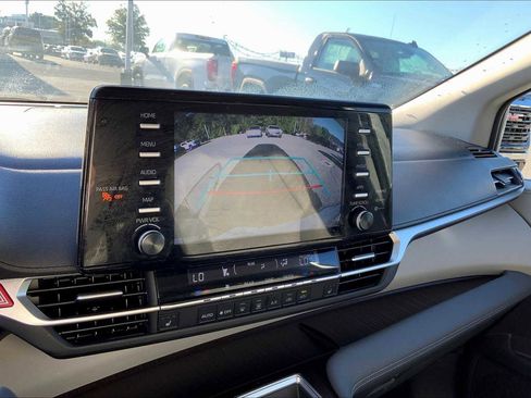 Used 2024 Toyota Sienna XLE image 28