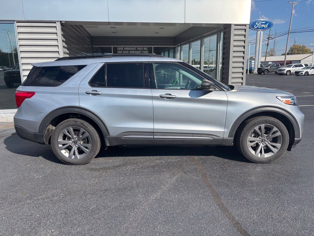 Used 2021 Ford Explorer XLT w/ Equipment Group 202A AWD/4WD image 4