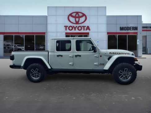 Used 2024 Jeep Gladiator Mojave AWD/4WD image 8