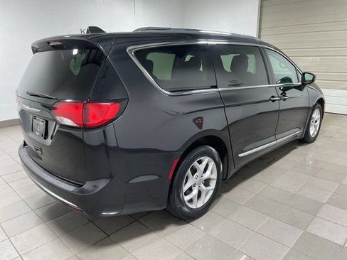 Used 2017 Chrysler Pacifica Touring-L Plus w/ Uconnect Theatre Group FWD image 8