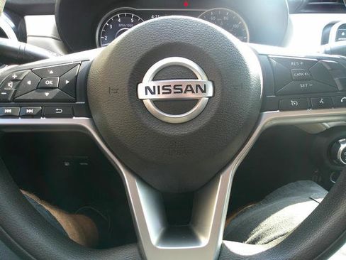Used 2021 Nissan Versa SV image 9