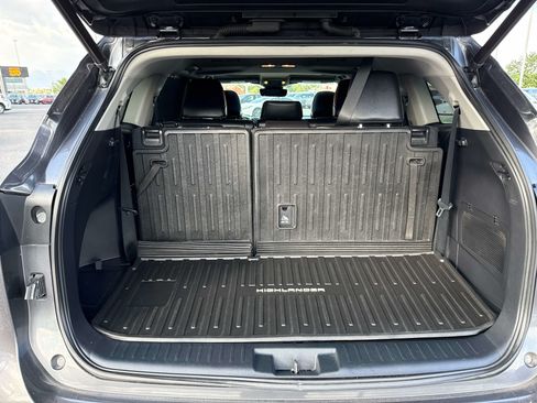 Used 2022 Toyota Highlander XLE AWD/4WD image 19