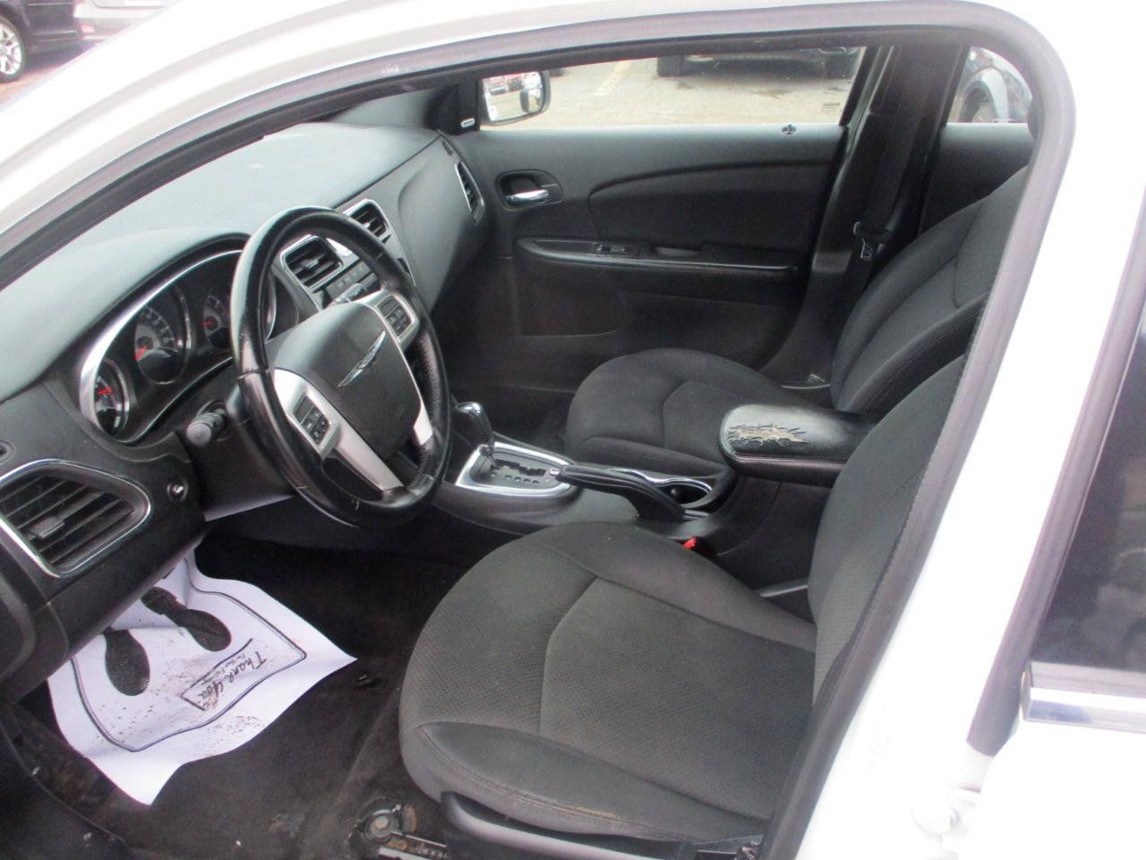 Used 2013 Chrysler 200 Touring FWD image 9