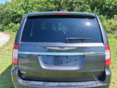 Used 2015 Chrysler Town & Country Touring FWD image 7