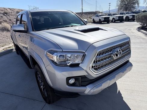 Used 2017 Toyota Tacoma TRD Off-Road image 3