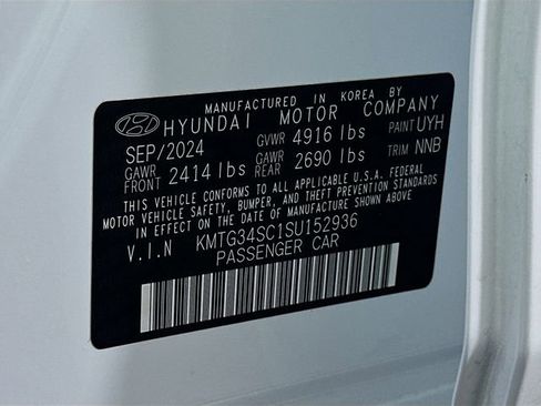 Certified 2025 Genesis G70 2.5T image 33