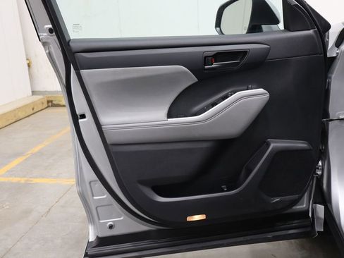 Used 2021 Toyota Highlander L image 16