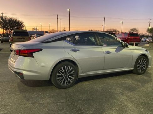 Used 2024 Nissan Altima 2.5 SV image 4