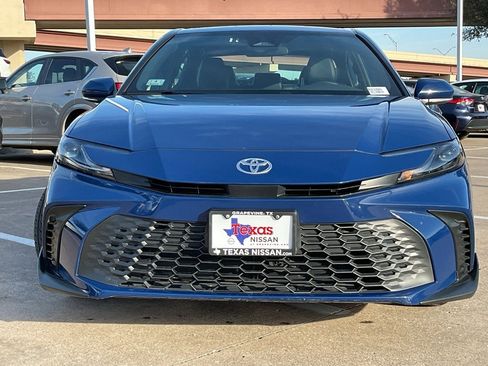 Used 2025 Toyota Camry SE image 3