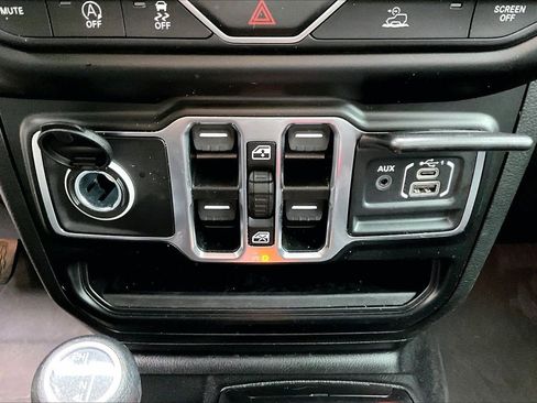 Certified 2022 Jeep Wrangler Unlimited Sport w/ Sun And Sound Package AWD/4WD image 17