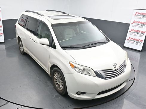 Used 2017 Toyota Sienna XLE image 10