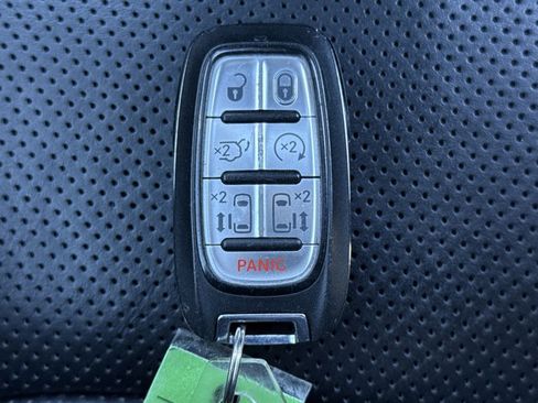 Used 2020 Chrysler Pacifica Limited image 30