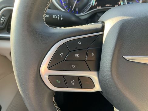 Used 2023 Chrysler Pacifica Touring-L FWD image 26