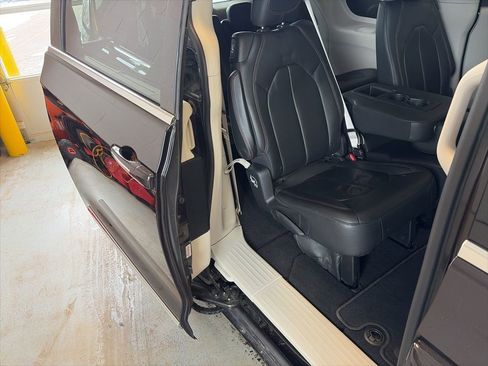 Used 2017 Chrysler Pacifica Touring-L image 19