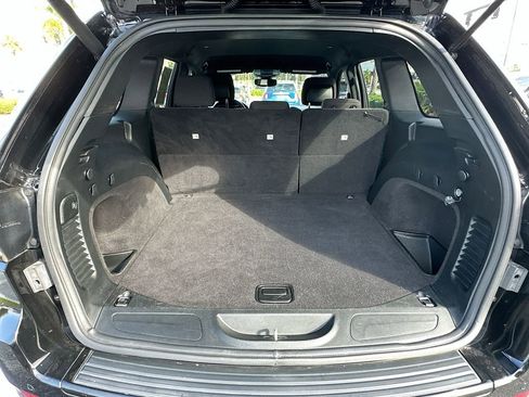 Used 2018 Jeep Grand Cherokee Laredo image 32