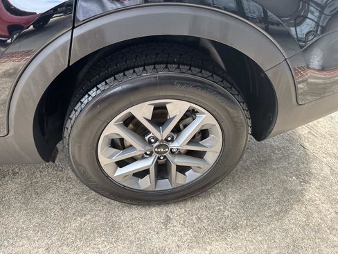 Used 2023 Kia Telluride LX image 4