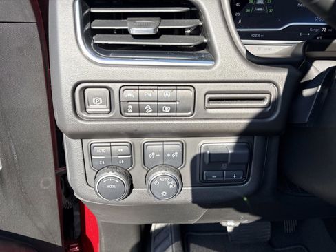 Used 2023 Chevrolet Suburban Z71 w/ Luxury Package image 15