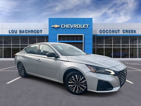 Used 2024 Nissan Altima 2.5 SV FWD image 1