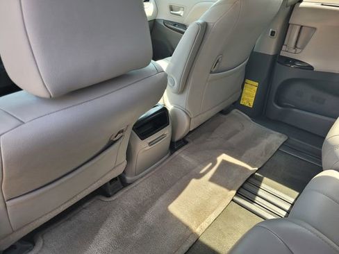Used 2015 Toyota Sienna XLE FWD image 12
