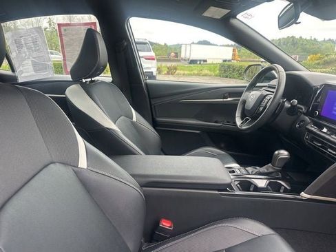 Used 2025 Toyota Camry SE AWD/4WD image 12