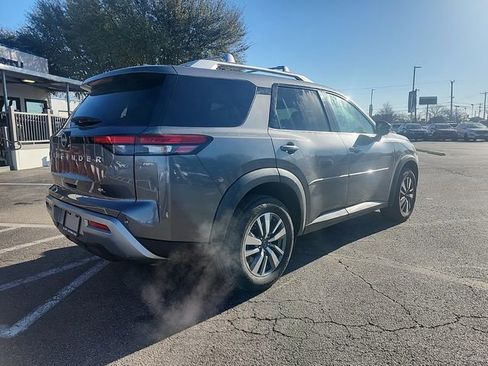 Used 2023 Nissan Pathfinder SL image 3