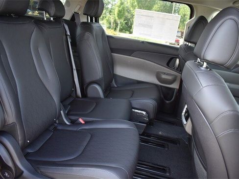 New 2026 Kia Carnival EX image 14