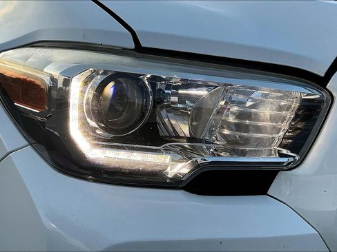 Used 2019 Toyota Tacoma TRD Off-Road image 28