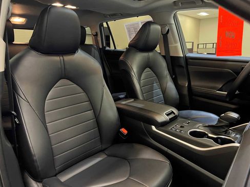 Certified 2024 Toyota Highlander XLE image 12