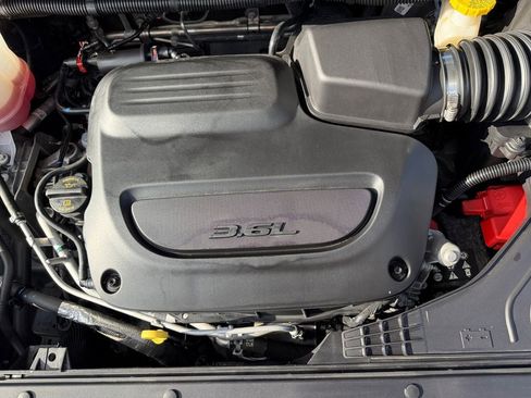 Used 2024 Chrysler Pacifica Touring-L image 29