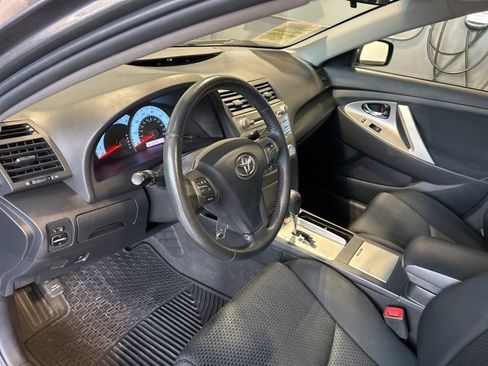 Used 2011 Toyota Camry SE image 2