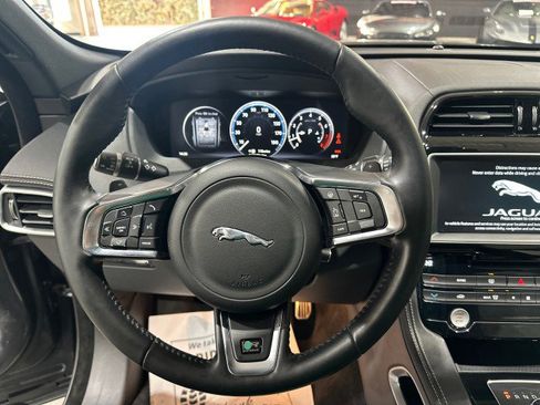 Used 2017 Jaguar F-PACE R-Sport image 12