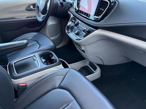 Used 2023 Chrysler Pacifica Touring-L image 18