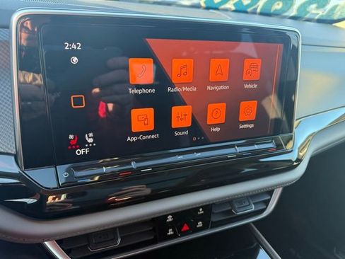 Certified 2025 Volkswagen Atlas Peak Edition SE image 19