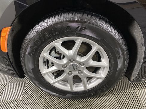 Used 2024 Chrysler Pacifica Touring-L image 12