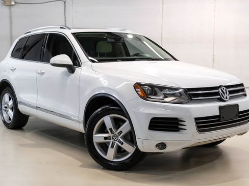 Used 2014 Volkswagen Touareg Sport image 7