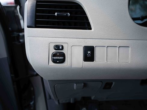 Used 2013 Toyota Sienna SE FWD image 11