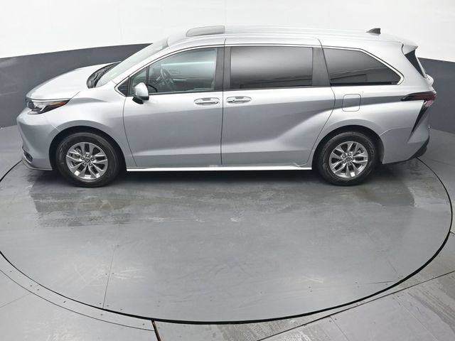 Used 2025 Toyota Sienna XLE FWD image 45