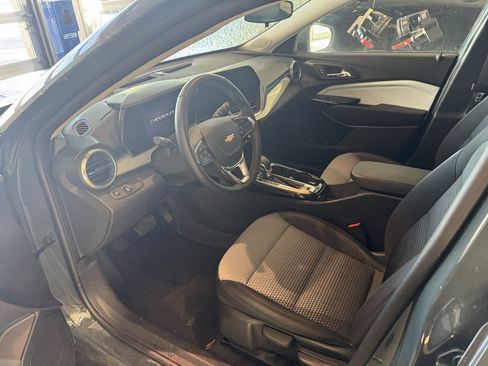 Used 2025 Chevrolet Trax LT w/ LT Convenience Package image 5