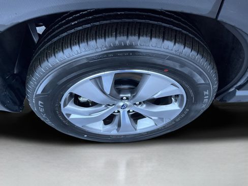 Used 2024 Subaru Ascent Premium w/ Convenience Package image 9