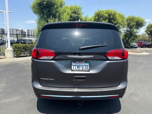 Used 2017 Chrysler Pacifica Touring-L Plus w/ Tire & Wheel Group FWD image 8