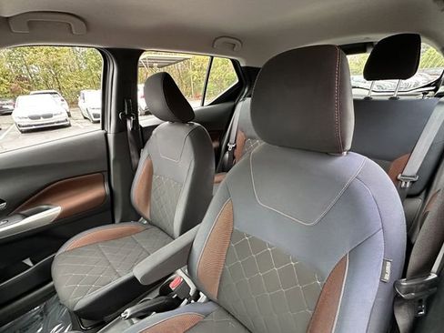 Used 2018 Nissan Kicks SR image 11