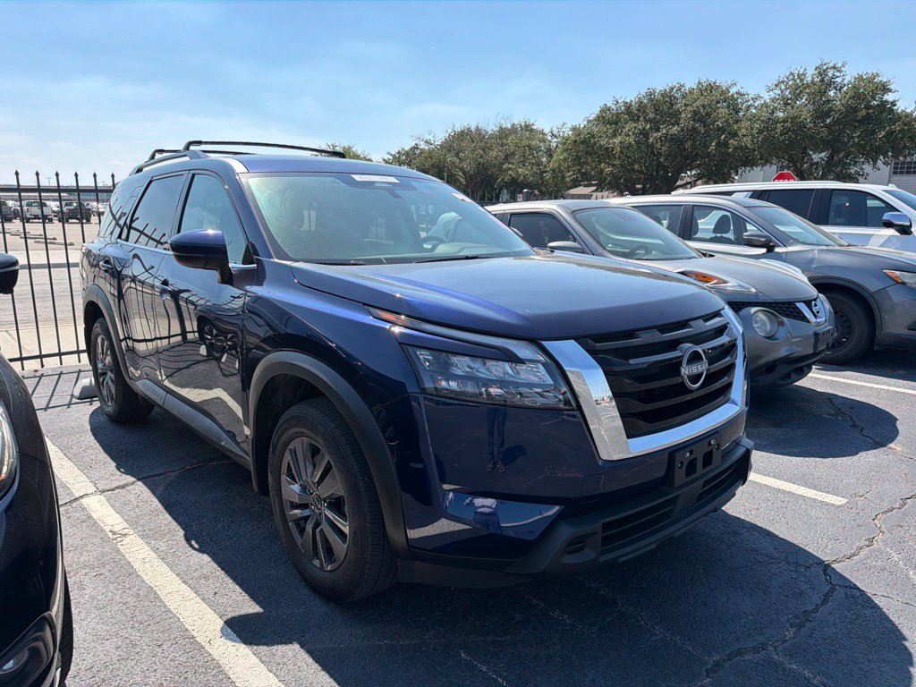 Used 2025 Nissan Pathfinder SV FWD image 3