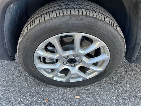 Used 2025 Jeep Compass Limited image 23