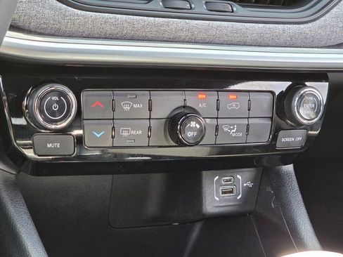 Used 2024 Jeep Compass Latitude image 25