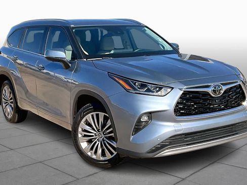Used 2023 Toyota Highlander Platinum image 3