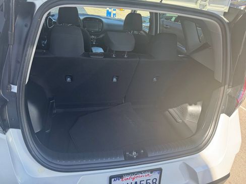 Used 2025 Kia Soul LX w/ LX Technology Package FWD image 28